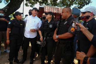 Bolsonaro conversa com policiais no Rio de Janeiro
29/11/2020
REUTERS/Pilar Olivares