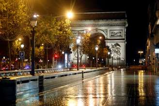 Avenida Champs-Elysees, em Paris, vazia durante toque de recolher
27/10/2020
REUTERS/Charles Platiau