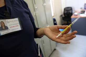 Enfermeira com seringa usada em ensaio clínico de vacina da Johnson & Johnson em Colina, no Chile
20/11/2020
REUTERS/Ivan Alvarado