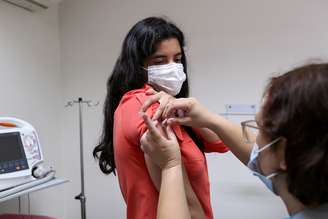 Médica participa de testes da CoronaVac, em São Paulo
11/12/2020
REUTERS/Amanda Perobelli