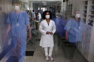 Enfermeira voluntária em testes da vacina da AstraZeneca
REUTERS/Amanda Perobelli