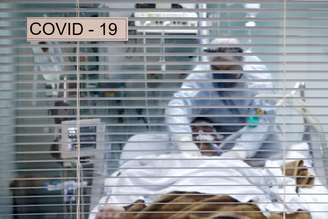 Paciente com Covid-19 é tratado na UTI de hospital em Porto Alegre
19/11/2020
REUTERS/Diego Vara