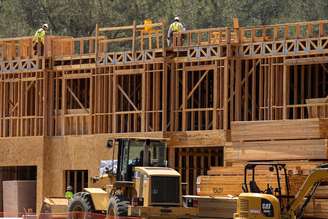 Trabalhadores da construção civil em um projeto residencial durante o surto da doença causada pelo coronavírus (Covid-19) em Encinitas, Califórnia, EUA, 30 de julho de 2020. REUTERS/Mike Blake