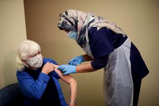 Idosa recebe vacina da Pfizer-BioNTech contra Covid-19, em Wolverhampton, Reino Unido
14/12/2020
REUTERS/Carl Recine