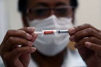 Enfermeira segura seringa em São Paulo
11/12/2020 REUTERS/Amanda Perobelli