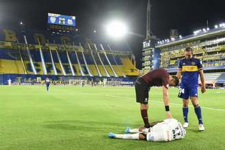 Marinho caído após lance polêmico no primeiro jogo da semifinal (Foto: Ivan Storti/Santos FC)