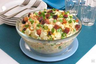 Guia da Cozinha - Salada de batata e bacon prática para as refeições em família