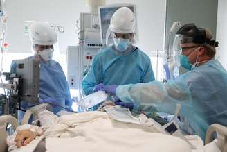Médicos intubam paciente com Covid-19 em UTI de hospital na Califórnia
08/01/2020 REUTERS/Lucy Nicholson