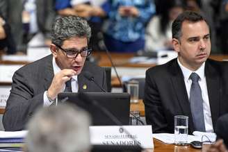 O líder do PT no Senado, Rogério Carvalho (esq.), ao lado do senador Rodrigo Pacheco (DEM), candidato à presidência da Casa 