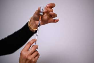 UE negocia a compra de mais 2 vacinas diferentes, da Valneva e da Novavax, além das 6 já adquiridas