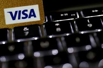 Cartão de crédito da bandeira Visa em frente a um teclado. 6/9/2017. REUTERS/Philippe Wojazer