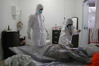 Profissional de saúde colhe material para exame de coronavírus de idosa que faleceu em casa em Manaus
11/01/2021
REUTERS/Bruno Kelly