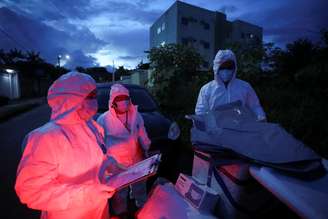 Funcionários da prefeitura se preparam para examinar corpo de paciente vítima de Covid-19 em Manaus
 11/1/2021 REUTERS/Bruno Kelly