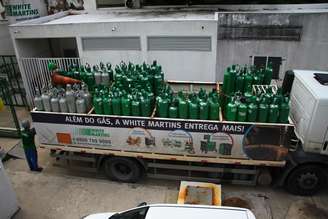 Caminhão com oxigênio é escoltado por seguranças armados durante transporte e descarga no Hospital Universitário Getúlio Vargas, em Manaus