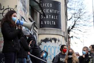 Protesto de estudantes contra fechamento de escolas de ensino médio em Milão