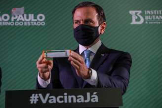 Governador de São Paulo, Joao Doria, mostra caixa da vacina chinesa Sinovac, contra Covid-19. 7/1/2021. REUTERS/Amanda Perobelli