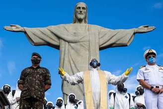 Cristo Redentor sendo desinfectado para reabertura aos turistas