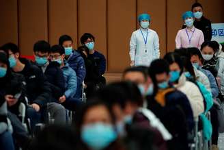 Pessoas aguardam em centro de vacinação em Xangai
19/01/2021 REUTERS/Aly Song
