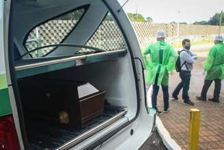Movimentação de carros funerários para a remoção de corpos que vieram a óbito por conta da covid-19 no Pará