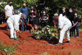 Enterro de vítima da Covid-19 no cemitério da Vila Formosa, em São Paulo (SP) 
07/01/2021
REUTERS/Amanda Perobelli