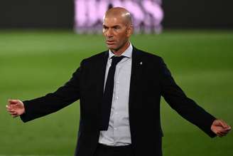 Zidane vive momento conturbado no Real Madrid (Foto: GABRIEL BOUYS / AFP)