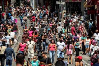 Dezenas de pessoas no centro de São Paulo durante pandemia