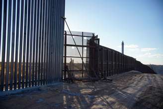 Parte do muro em construção na fronteira dos EUA com o México. O presidente norte-americano,  Joe Biden, determinou a interrupção da obra. Sunland Park, Novo México, EUA, 22/01/2021. REUTERS / Paul Ratje 