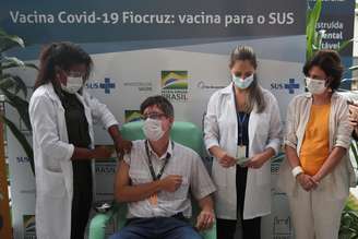 O infectologista do Instituto Nacional de Infectologia Evandro Chagas (INI/Fiocruz), Estevão Portela, foi o primeiro profissional de saúde a ser vacinado pelo imunizante.