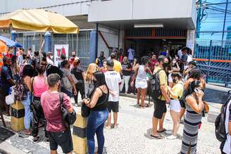 Segundo dia de Enem tem salas vazias e aglomerações na porta