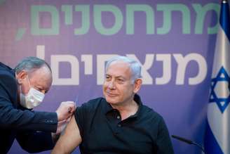 Primeiro-ministro de Israel, Benjamin Netanyahu, recebe vacina contra Covid-19 
09/01/2021
Miriam Elster/Pool via REUTERS