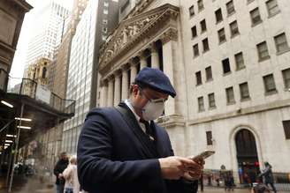 Homem transita em Wall Street. 13/03/2020. REUTERS/Lucas Jackson. 

