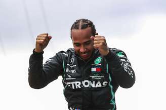 Lewis Hamilton vibra com a conquista do heptacampeonato mundial de Fórmula 1 