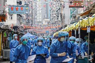 Profissionais de saúde com trajes de proteção em área residencial de Hong Kong atingida por surto de coronavírus
23/01/2021 REUTERS/Tyrone Siu