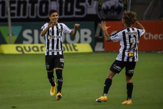  Com dois gols de Savarino, Atlético-MG vence reservas do Santos
