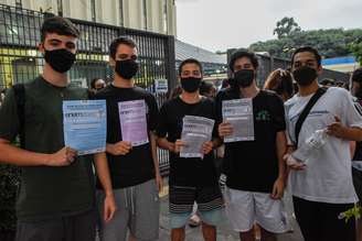  Estudantes deixam a Faculdade UNIP Jaguarébwin downloadSão Paulo (SP), neste domingo (24), após realizarem a segunda prova do ENEM 2020.