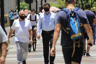 Movimentação na região central de São Paulo (SP), com forte calor na capital paulista