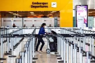 Passageira na área de embarque no Aeroporto de Guarulhos, em São Paulo