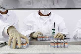 Funcionários organizam ampolas da CoronaVac no Instituto Butantan
22/01/2021
REUTERS/Amanda Perobelli