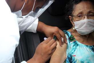 Vacinação contra covid-19 em idosos entre 85 e 89 anos em Santos (SP), nesta quinta-feira (11), em forma de drive thru