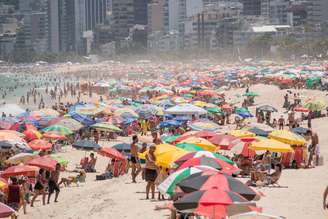 Movimentação na praia de Ipanema, na cidade do Rio de Janeiro no domingo de Carnaval