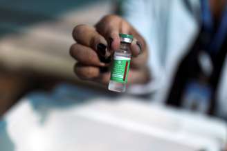 Profissional de saúde segura frasco de vacina contra covid-19 no Rio de Janeiro
27/01/2021 REUTERS/Pilar Olivares