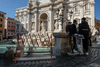 Movimentação na Fontana di Trevi, que foi fechada para evitar aglomerações no centro de Roma