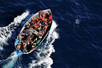 Barco de migrantes perto da costa de Lampedusa, no sul da Itália