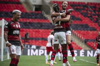 Jogadores do Flamengo comemoram a vitória sobre o Internacional (Foto: Alexandre Vidal / Flamengo)