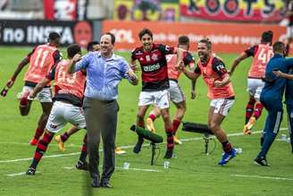 Rogério Ceni e jogadores do Flamengo celebram vitória em cima do Internacional que deu a liderança do Brasileirão para os rubro-negros (Foto: Marcelo Cortes/Flamengo)