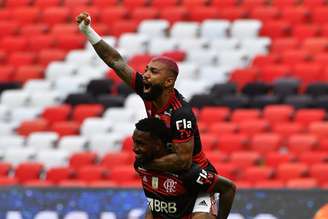 Gerson e Gabigol comemoram vitória do Flamengo contra o Internacional 