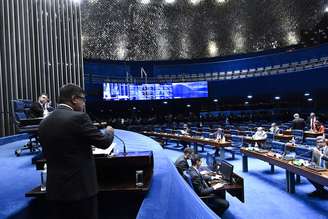 O Senado aprovou nesta quarta-feira (24) o projeto de lei que autoriza a compra de vacinas contra a covid-19 pela iniciativa privada.