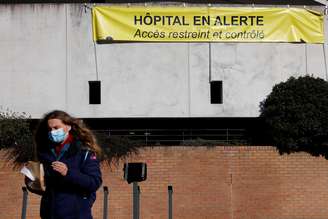 Cartaz alerta sobre alerta em hospital por causa da pandemia de Covid-19 em Dunkirk, na França
24/02/2021 REUTERS/ Pascal Rossignol