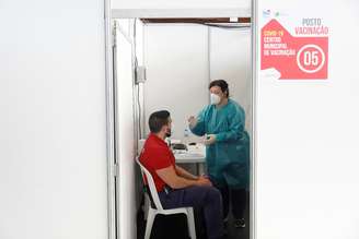 Bombeiro em centro de vacinação na cidade portuguesa de Seixal
12/02/2021 REUTERS/Pedro Nunes