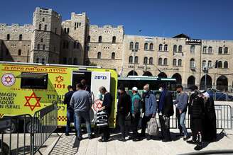 Fila de pessoas para vacinação contra Covid-19 em Jerusalém
26/02/2021
REUTERS/Ammar Awad